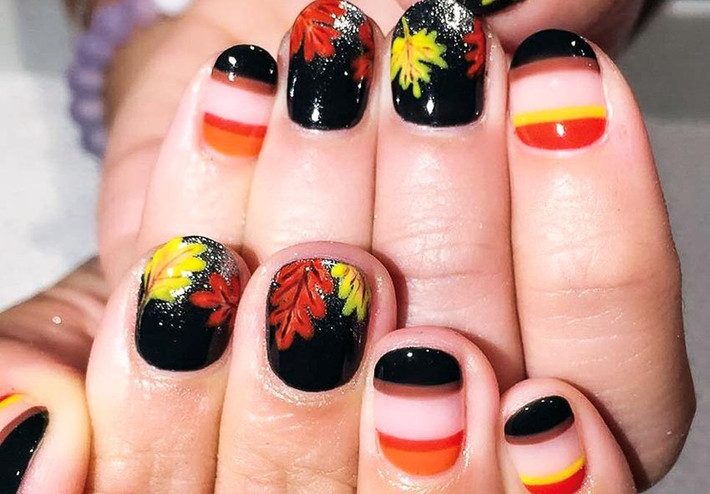 Lá vàng, đỏ trên nền đen là những tông màu gợi nhớ tới mùa thu se lạnh.