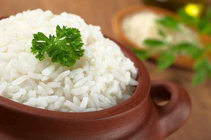 Gạo trắng: Gạo trắng là một sản phẩm chứa carbohydrate tinh chế và calo cao, nó rất ít chất xơ và hầu như không có dinh dưỡng. Ngoài ra gạo trắng có chỉ số GI rất cao, vì vậy nó biến thành đường rất sớm sau khi bạn ăn nó và có thể làm tăng lượng đường trong máu trong một thời gian ngắn.