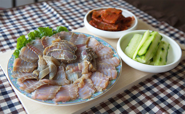 Mùi vị khó chịu này không chỉ "để lại vết tích" trong miệng sau khi ăn, mà còn ám vào quần áo, tóc và da của bạn.