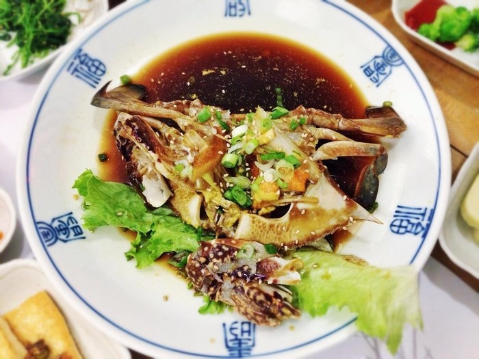 Món ăn này rất phổ biến ở Hàn Quốc và bạn sẽ thấy những bó cua này được buộc lại với nhau thành chuỗi tại hầu hết các chợ hải sản.