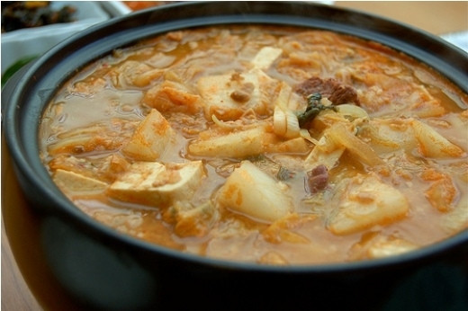 Súp đậu nành lên men (Cheonggukjang) được gọi là súp xác thối, làm từ đậu nành lên men. Món ăn này khiến người ta ít nhiều liên tưởng tới tàu hủ thúi của Trung Quốc.