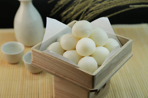 Sau đó họ đặt lên hiên nhà, hoặc gần bên cửa sổ, bất cứ chỗ nào có thể nhìn thấy trăng rõ nhất, để vừa ăn, vừa ngắm trăng. Ở một số nơi người ta cho rằng bánh dango sau khi cúng xong để bên ngoài hiên, nếu trẻ con tự ý đến lấy thì là một điều may mắn.