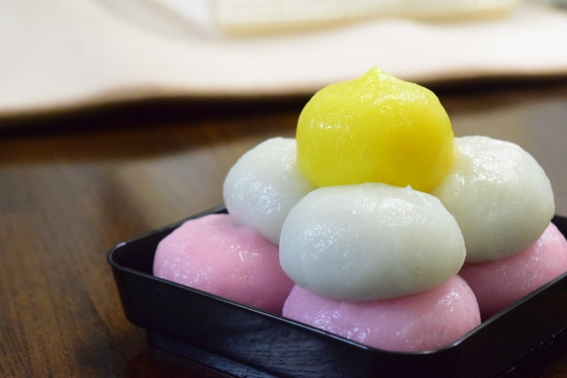 Cách làm bánh Tsukimi Dango này rất dễ, giống cách làm bánh trôi nước ở Việt Nam, chỉ khác nguyên liệu. Để làm bánh Dango, người ta thường sử dụng bột Shiratama pha với bột Joushinko nên tạo ra chiếc bánh có độ cứng vừa, dai, dẻo.
