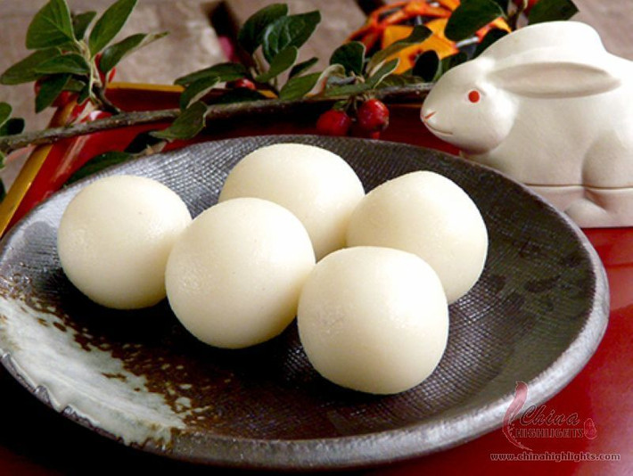 Dango được dùng quanh năm, nhưng có nhiều loại dango khác nhau và dùng theo từng mùa. Vào ngày rằm Trung thu, người Nhật thường ăn bánh Tsukimi-Dango.