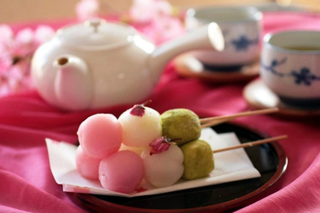 Ăn bánh Dango, nhâm nhi ly trà là một nét văn hóa truyền thống của người Nhật. Vị ngọt của bánh, kết hợp với vị thanh mát của trà có thể làm hài lòng những thực khách khó tính nhất.