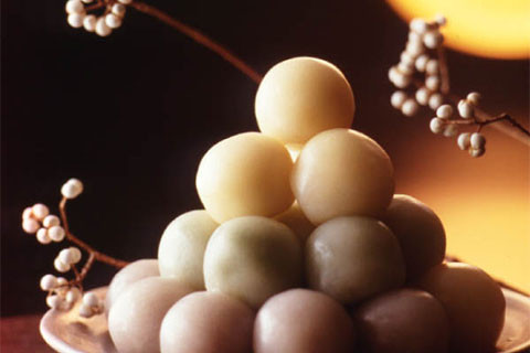 Ngoài bánh Dango truyền thống, người Nhật có thể kết hợp với các nguyên liệu khác làm nên những chiếc bánh nhiều màu sắc.