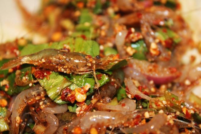 Món này sở dĩ có tên Tép nhảy là bởi khi đĩa tép được dọn ra thì những con tép trong đĩa còn nhảy tứ tung. Thậm chí khi bạn cho tép vào miệng rồi thì nó vẫn còn đủ sức để nhảy khiến không ít người hốt hoảng mà nhả nó ra khỏi miệng ngay.