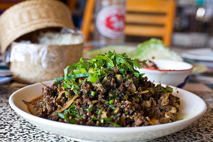 Thế nhưng, nhiều người sau khi biết nguyên liệu làm nên món ăn kinh dị này thì lại không dám thử. Cảm giác cho con kiến, trứng kiến vào miệng và nhai nhai vẫn cảm thấy rợn người và "sởn da gà".