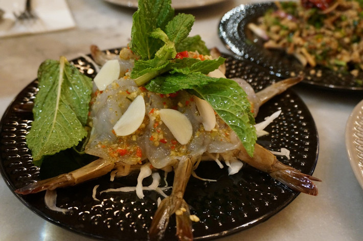 Goong Chae Nam Pla: Đây là món ăn gồm tôm tít sống rưới nước mắm, thêm ớt và các loại rau thơm. Nếu là người không giỏi ăn đồ sống thì chắc chắn bạn sẽ chẳng dám thử món này.