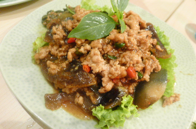 Yum Kai Yeow Maa: Trứng vịt bắc thảo trộn với salad kiểu Thái không phải món dễ ăn, do có mùi vị khiến nhiều người phải bịt mũi.