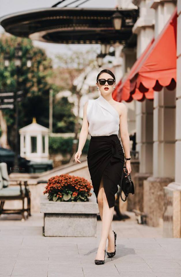 Áo sơ mi trắng lệch vai phối với váy ôm xẻ khiến Phương Oanh toát lên vẻ sang chảnh.