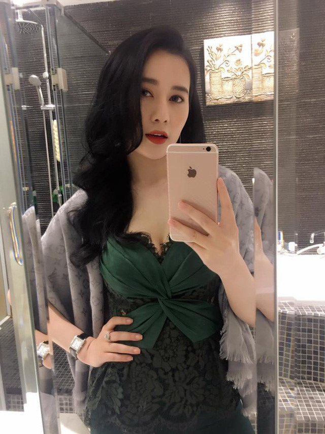 Khác với kiểu phục trang có phần kín đáo trong phim, Quỳnh "búp bê" ngoài đời thực có gu thời trang quyến rũ, gợi cảm.