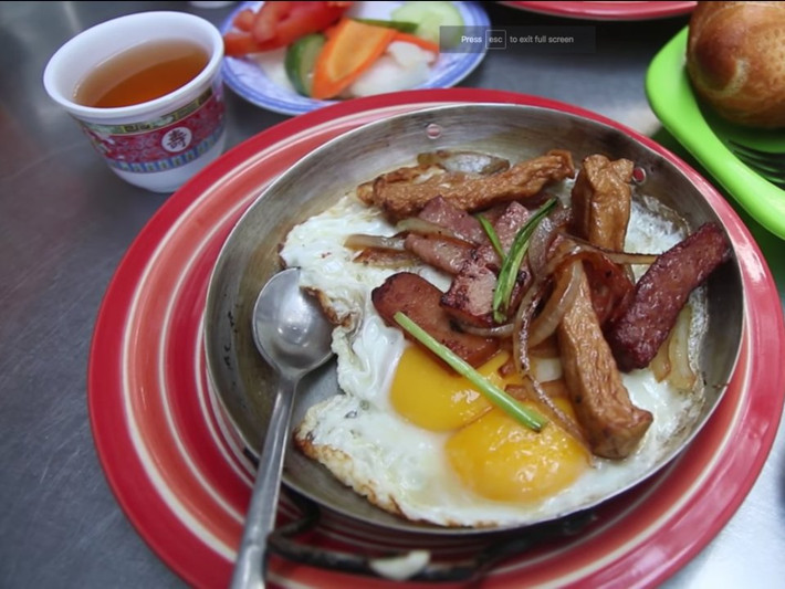 Bánh mì trứng ốp la là bữa sáng Việt Nam khá phổ biến, gồm trứng chiên phủ đầy xúc xích và hành tây. Đây là món ăn sáng đơn giản nhưng ngon miệng và giàu chất dinh dưỡng.