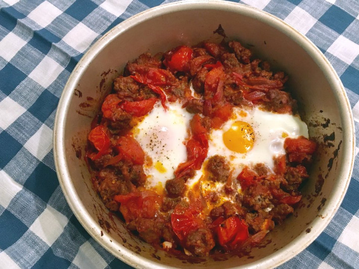 Israel: Shakshuka là cách người Israel nạp năng lượng cho ngày mới. Món ăn sáng truyền thống đầy màu sắc có trứng nướng trong sốt cà chua với gia vị như cayenne, thì là và ớt bột.