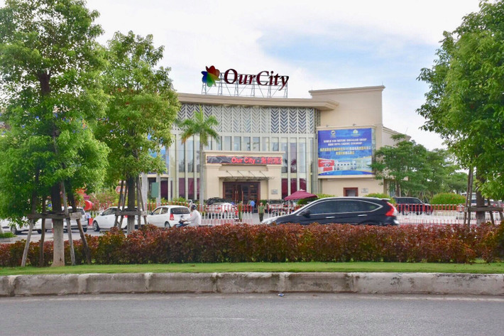 Tại tầng 2 và tầng 3 của tòa nhà trung Khu đô thị Our City, lực lượng cảnh sát phát hiện các máy chủ và hàng trăm máy thành phần tại các tòa nhà khác trong khu đô thị này. Các máy chủ và máy thành phần cùng các thiết bị đánh bạc qua mạng được vận hành bởi nhiều người Trung Quốc có tuổi đời khá trẻ, có cả nam lẫn nữ. Công việc vận hành hệ thống máy móc được hoạt động liên tục và chia thành các ca trong ngày. Hết mỗi ca làm việc lại được thay thế người mới, nhưng gần như tuyệt đối không ai được đi ra ngoài mà chỉ được sinh hoạt hạn chế trong khu đô thị.