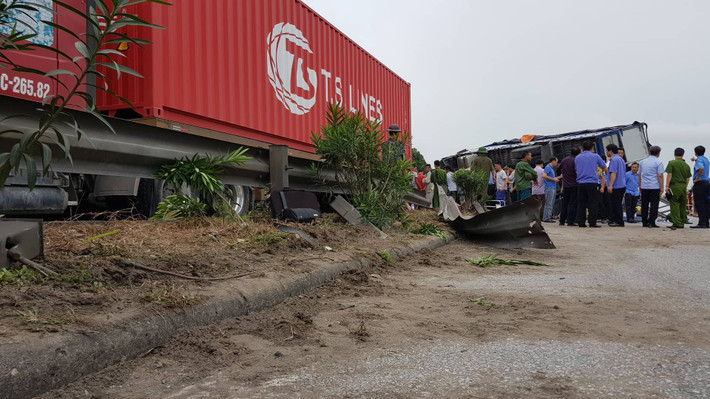 Từ vị trí tông dải lan can ban đầu đến vị trí xe tải bị lật khoảng 15 m.