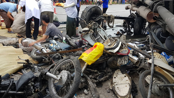 Vào hồi 06h00, ngày 23/7/2019, tại Km63+500, QL 5, địa phận xã Cộng Hòa, huyện Kim Thành đã xảy ra vụ tai nạn giao thông đường bộ giữa xe ô tô tải BKS 29H-150.97 (thuộc Công ty TNHH Tiếp Vận Việt, địa chỉ tại số 12/21 Tôn Đức Thắng, quận Đống Đa, Hà Nội) do Hà Văn Hoàng, SN 1993, trú tại huyện Thọ Xuân, tỉnh Thanh Hóa điều khiển hướng Hà Nội - Hải Phòng, do không làm chủ được tốc độ đã đâm vào khu vực lối mở sang đường có nhiều mô tô và người đang chờ sang đường.