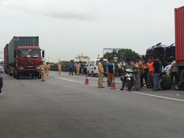 Trước đó, ít phút tại khu vực này đã xảy ra vụ tai nạn khiến 1 người tử vong. Theo đó, khoảng 4h sáng nay, ông Đào Quang Huấn (một người dân trú tại xã Cộng Hoà) đang đi tập thể dục trên quốc lộ 5 thì bị ô tô khách 16 chỗ tông tử vong. Sau vụ tai nạn trên, rất nhiều người thân nạn nhân, thậm chí người dân xung quanh và công nhân đi làm qua đã đứng lại theo dõi hiện trường. Đúng lúc này xe ô tô tải được xác định tránh một phương tiện khác trên đường đã bất ngờ lao vào vị trí nhiều người dân đang đứng rồi lật nghiêng. Vụ tai nạn khiến nhiều người la hét thất thanh, bàng hoàng.