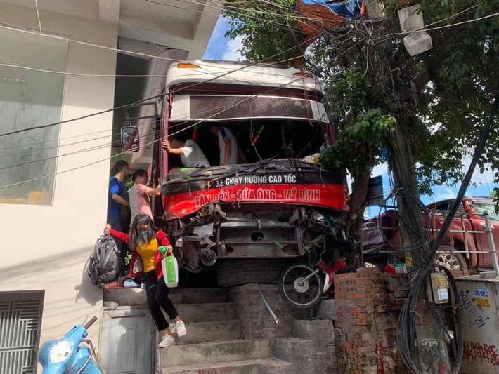 Hậu quả vụ tai nạn khiến nhiều người bị thương, nhiều phương tiện bị hư hỏng. Đại diện Bệnh viện đa khoa tỉnh Quảng Ninh cho biết, sáng 27/7, bệnh viện tiếp nhận 5 nạn nhân vụ tai nạn trên.