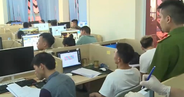 Điều tra sơ bộ bước đầu xác định số tiền đã giao dịch trên hệ thống mạng đánh bạc là hơn 3 tỷ Nhân dân tệ (khoảng hơn 10.000 tỷ đồng Việt Nam). Cơ quan Công an đã thu giữ gần 2.000 điện thoại di động thông minh, 533 máy tính các loại, nhiều thẻ ngân hàng, tiền mặt, cùng nhiều đồ vật, tài liệu liên quan đến vụ án. Ảnh: cắt từ clip VTV.