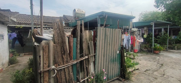 Hệ lụy từ việc dự án bất động “vắt” qua 5 thập kỷ khiến các hộ dân tại tổ dân phố Nhuệ Giang không được cấp giấy chứng nhận quyền sử dụng đất ở (sổ đỏ), không được chia tách, chuyển nhượng quyền sử dụng đất, cũng như không được cấp phép xây dựng.