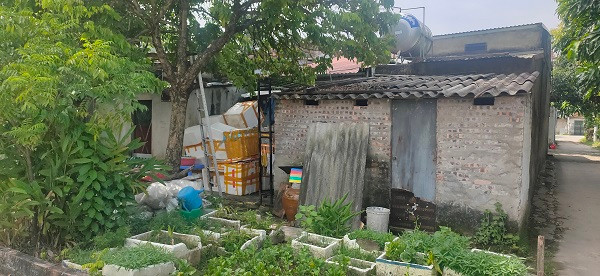 Sống giữa dự án treo, hơn 5 thập kỷ qua, gần 40 hộ dân tại khu dân cư cơ khí số 5 (tổ dân phố Nhuệ Giang, phường Tây Mỗ, quận Nam Từ Liêm) phải sống tạm bợ, chắp vá, lụp sụp...
