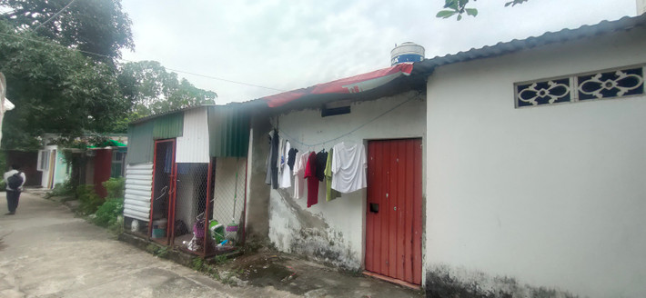 Không chỉ nhà bà Xuyến, mà gần 40 gia đình khác tại khu dân cư cơ khí số 5, tổ dân phố Nhuệ Giang nhiều năm qua cũng khốn khổ vì nhà thuộc dự án “treo”.
