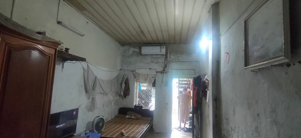 Trải qua hơn nửa thế kỷ, dù những dãy nhà cấp 4 đã xuống cấp, xập xệ và ẩm thấp, nhưng các hộ dân nơi đây vẫn không dám sửa chữa, cải tạo.