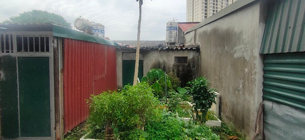 Bà Đỗ Thị Phương, người dân khu dân cư cơ khí số 5 (phường Tây Mỗ) cho hay: “Dự án treo thế này chúng tôi ở đây rất bức xúc. Nhà cửa hàng chục năm nay nằm trong diện quy hoạch nên cũng không sửa chữa được gì, bán thì không ai mua. Cuộc sống người dân trong tình trạng thiếu thốn đủ bề”.