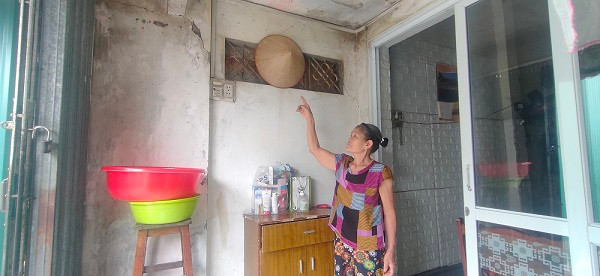 “Khổ lắm chú ạ. Gia đình tôi nhiều thế hệ bao năm qua vẫn phải chen chúc trong căn nhà tập thể hơn 40m2, ngày nắng thì oi bức, ngột ngạt, ngày mưa thì thay phiên nhau lấy chậu hứng nước mưa khắp các góc nhà vì dột mái”, bà Nguyễn Thị Xuyến, khu dân cư cơ khí số 5 cho biết.