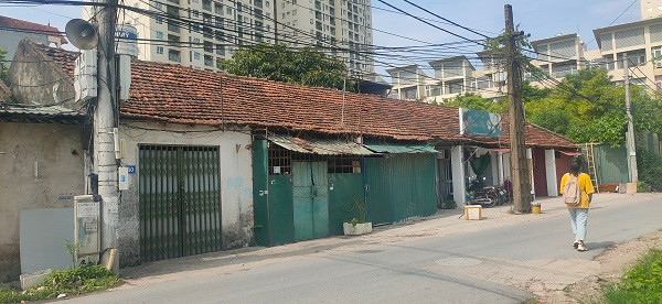 Vừa qua, Văn phòng Chính phủ, Thủ tướng Chính phủ đã có văn bản trả lời chất vấn của Đại biểu Quốc hội tại Kỳ họp 3, Quốc hội khoá XV về việc khắc phục tình trạng “quy hoạch treo”, “dự án treo”, ảnh hưởng cuộc sống người dân. Trong đó, Thủ tướng Chính phủ yêu cầu các địa phương rà soát quy hoạch, kịp thời điều chỉnh hoặc hủy bỏ quy hoạch đã quá thời hạn và không có tính khả thi. Đồng thời, rà soát các dự án để có phương án kiểm tra, đôn đốc tiến độ và kiên quyết thu hồi đối với những dự án chậm tiến độ, khắc phục tình trạng “dự án treo”.