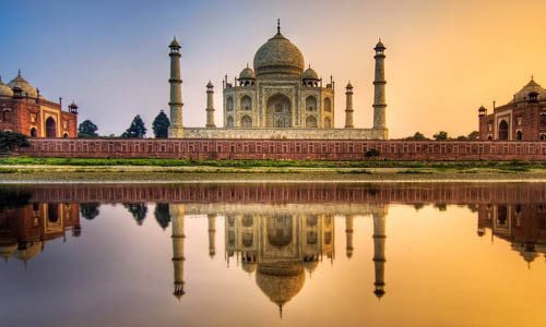 Taj Mahal có những màu sắc khác nhau vào từng thời điểm trong ngày. Theo đó, lăng mộ Taj Mahal có màu hồng nhạt vào buổi sáng, màu trắng sữa vào buổi tối và vàng vào ban đêm khi được ánh trăng chiếu sáng. Người ta cho rằng, lăng mộ nổi tiếng này có sự thay đổi màu sắc như trên giống như việc tâm trạng của phụ nữ thường xuyên thay đổi - đặc biệt là vợ của Hoàng đế.