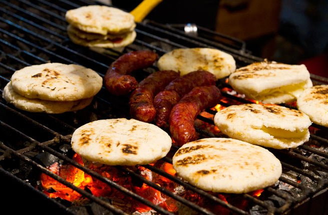 Arepas thường được ăn vào buổi sáng và buổi chiều, là món ăn đường phố nổi tiếng ở Bogotá, Colombia. Khi đến Colombia du lịch, du khách không nên bỏ qua món ăn này.