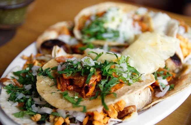 Món Tacos al Pastor nổi tiếng ở thành phố Mexico, Mexico là sự kết hợp hoàn hảo từ sự giao thoa văn hóa. Khi người Lebanon di cư sang Mexico đã mang theo một số hương vị món ăn truyền thống như thịt cừu thường.