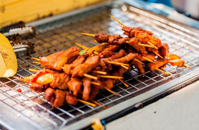 Satay thịt lợn nổi tiếng ở Bangkok, Thái Lan. Đây là món ăn đường phố hấp dẫn thực khách, nhìn đã muốn ăn.