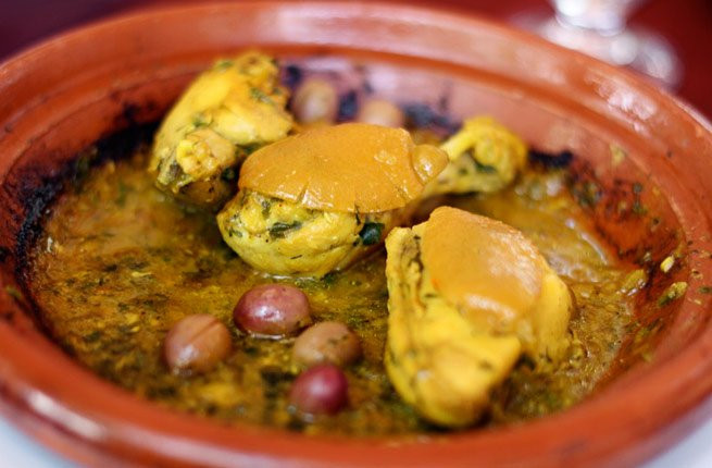 Món Tagine được nấu chín trong nồi đất nung là món ăn đường phố hấp dẫn mà thực khách khó có thể cưỡng lại khi đến Marrakesh, Maroc.