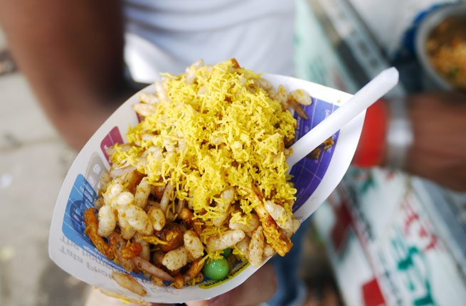 Đồ ăn nhẹ nổi tiếng ở Ấn Độ là Bhel Puri hấp dẫn thực khách bởi hương vị thơm ngon của cơm, sợi mì nhỏ chiên, khoai tây, hành tím... Nơi tuyệt vời nhất để thưởng thức món ăn này là ở Mumbai.