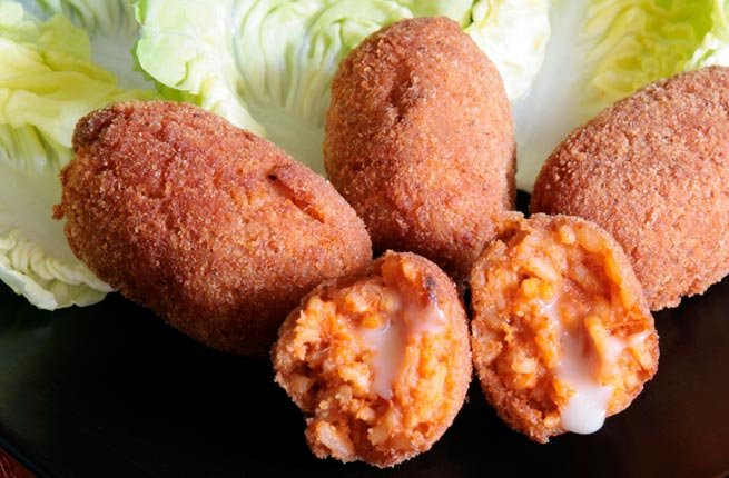 Món Suppli làm từ gạo, thịt bò, cà chua và phô mai Mozzarella, là món ăn đường phố nổi tiếng ở Rome, Italy. Nơi tốt nhất để bạn thưởng thức món ăn này là ở Rome.