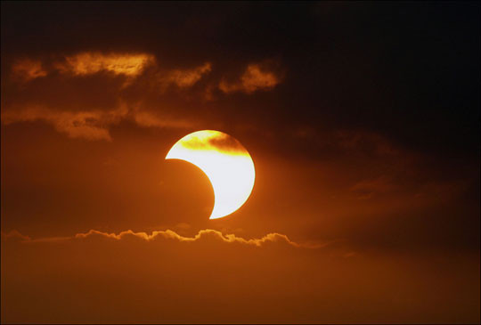Tàu không gian đầu tiên đã phóng thành công lên Mặt trăng là Luna 1 của Liên Xô. Tàu này đã thực hiện sứ mệnh lịch sử trên vào năm 1959.