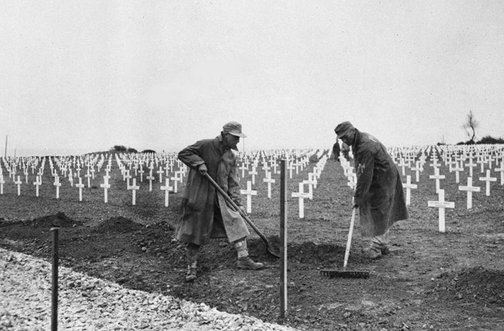 Một năm sau khi diễn ra cuộc đổ bộ lịch sử D-Day lên bãi biển Normandy, nghĩa trang đầu tiên của Mỹ tại Saint-Laurent-sur-Mer, Pháp được xây dựng khang trang, quy củ. Ảnh chụp ngày 28/5/1945.