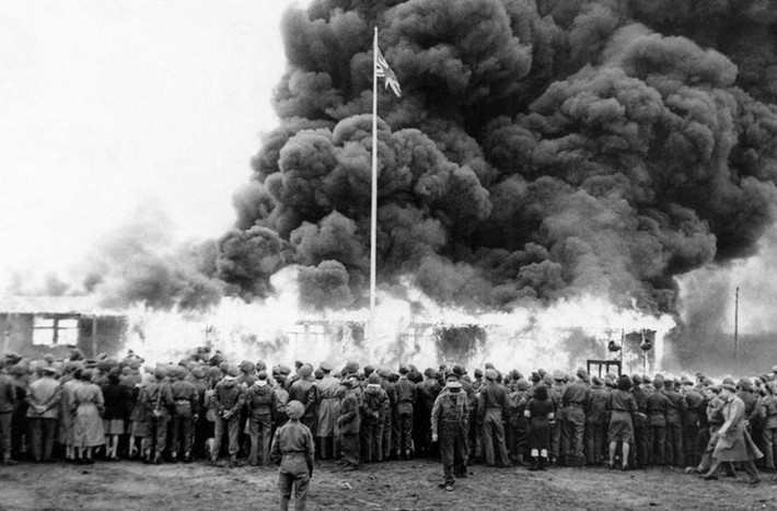 Ngày 21/5/1945, Đại tá Bird, chỉ huy trại Belsen ra lệnh đốt những túp lều cuối cùng ở tại trại tập trung này. Một loạt súng đã được bắn lên để tưởng nhớ những tù nhân bị phát xít Đức sát hại tại trại tử thần Belsen. Sau đó, cờ của phát xít Đức và ảnh chân dung của Hitler cũng bị đốt.