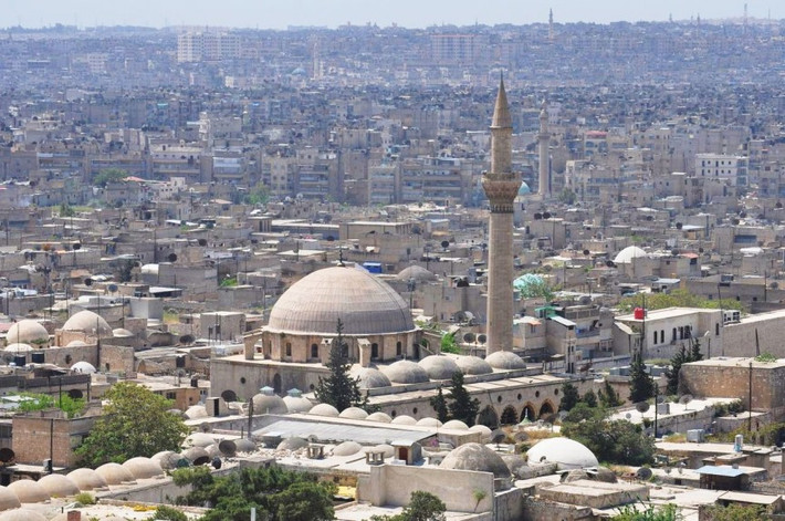 Thành phố Aleppo, Syria có người sinh sống từ năm 4300 TCN. Cho đến nay, thành phố này vẫn là nơi đông dân nhất ở Syria với hơn 4,4 triệu dân.