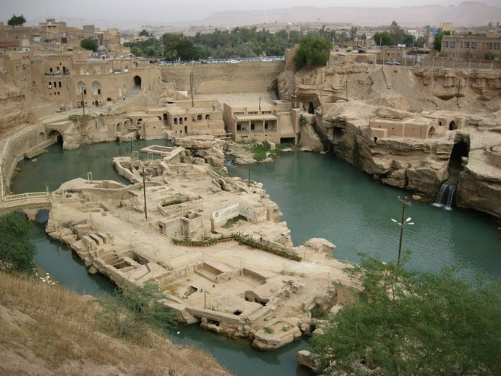 Thành phố Susa cổ đại của đế chế Elamite, Ba Tư và Parthia hiện nằm trên lãnh thổ Iran và trở thành 1 thị trấn. Thành phố cổ này được thành lập vào năm 4200 TCN và hiện có khoảng 65.000 dân sinh sống.