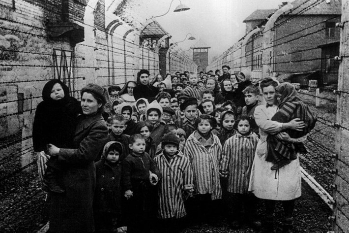 Tại các trại tử thần của Hitler, tù nhân bị buộc phải lao động khổ sai, điều kiện sinh hoạt rất thấp khiến nhiều người chết vì đói, rét, bệnh tật.