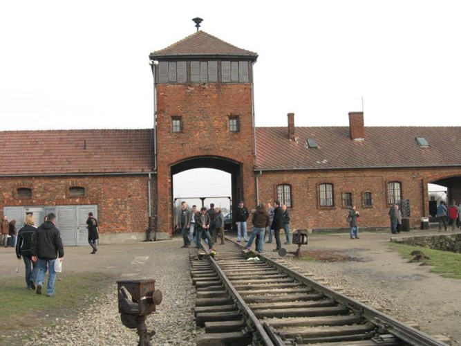 Auschwitz là trại tập trung lớn nhất và kinh hoàng nhất của trùm phát xít Hitler. Theo ước tính, 1,1 triệu người đã thiệt mạng tại trại tử thần Auschwitz.