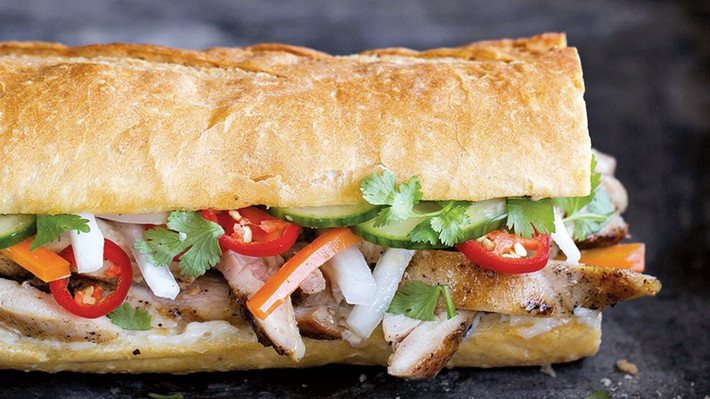 Bánh mì kẹp Việt Nam được nhiều website, chuyên gia đánh giá cao. Đây là một trong những món ăn đường phố hấp dẫn nhất thế giới. Bánh mì kẹp có nhiều loại nhân khác nhau như pate, xá xíu, chả, thịt nướng hoặc trứng đi kèm với rau sống, dưa chuột và nước sốt đậm đà.