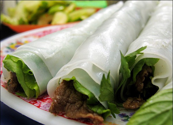 Phở cuốn là một trong những món ăn hấp dẫn mà du khách không nên bỏ qua khi đến Hà Nội. Những miếng bánh phở trắng cuốn quanh thịt bò, hành tây, húng quế và ăn kèm với nước chấm chua ngọt sẽ đem đến hương vị tuyệt vời.