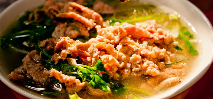 Phở bò - không có gì đáng ngạc nhiên khi món ăn này nằm trong danh sách 9 món ăn mà du khách khó có thể cưỡng lại khi đến Việt Nam năm 2015. Thực khách có thể thưởng thức món ăn hấp dẫn này ở khắp mọi nơi.