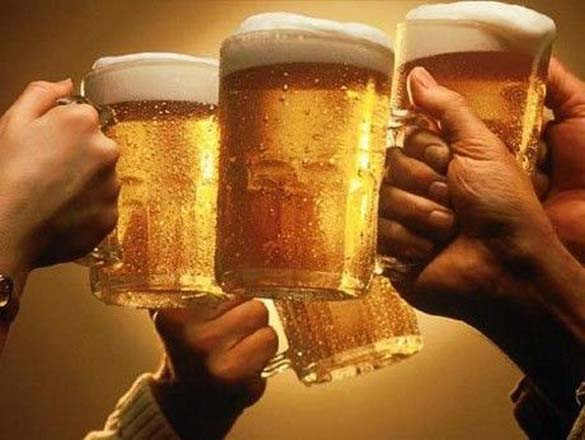 Bia hơi là một trải nghiệm tuyệt vời đối với du khách khi đến Việt Nam. Thưởng thức bia hơi là nét văn hóa độc đáo ở Hà Nội cũng như nhiều nơi ở Việt Nam.