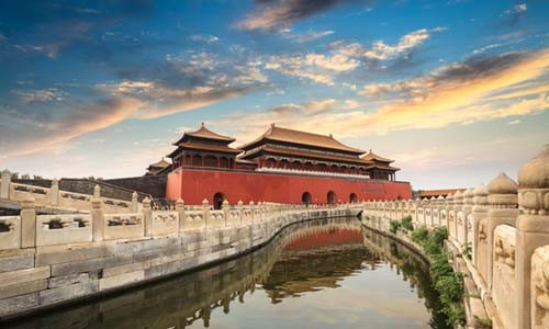 Theo các tài liệu ghi chép, 24 hoàng đế Trung Quốc đã sống trong Tử Cấm Thành. Chỉ có hoàng đế, hoàng hậu, phi tần mỹ nữ, cung nữ, hoạn quan và những người phục vụ nhà vua mới được ở trong Tử Cấm Thành. Công trình kiến trúc có ý nghĩa lịch sử này được cải tạo, sửa chữa trong suốt chiều dài lịch sử.